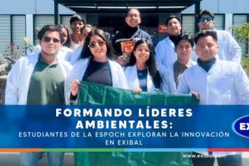Grupo de estudiantes de Ingeniería Ambiental de la ESPOCH sosteniendo una bandera verde frente a las instalaciones de Exibal, durante una visita académica sobre innovación y sostenibilidad.