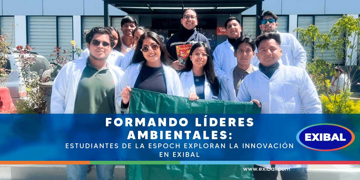 Grupo de estudiantes de Ingeniería Ambiental de la ESPOCH sosteniendo una bandera verde frente a las instalaciones de Exibal, durante una visita académica sobre innovación y sostenibilidad.