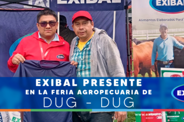 Imagen de un stand de Exibal en una feria agropecuaria, con dos personas posando frente a un fondo con banners de la marca y sosteniendo una camiseta promocional. En la parte inferior aparece una franja azul con el texto “Exibal presente en la Feria Agropecuaria de Dug-Dug”.