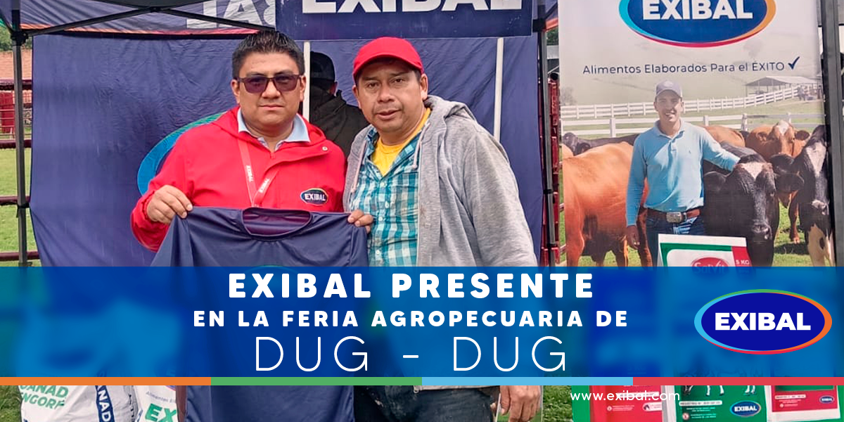 Imagen de un stand de Exibal en una feria agropecuaria, con dos personas posando frente a un fondo con banners de la marca y sosteniendo una camiseta promocional. En la parte inferior aparece una franja azul con el texto “Exibal presente en la Feria Agropecuaria de Dug-Dug”.