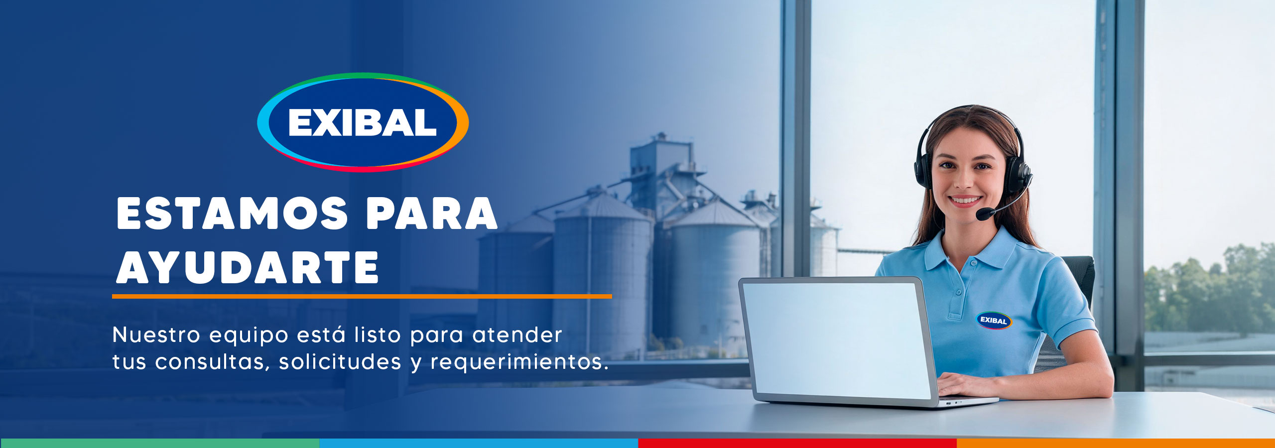 Asesora de atención al cliente de Exibal usando laptop junto a silos de almacenamiento industrial