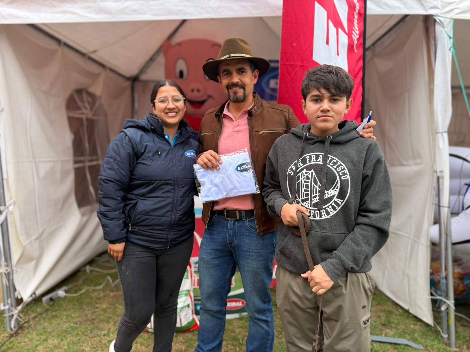 Productores visitando el stand de Exibal